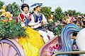 Faschingszug das ganze Jahr: Auch Schneewittchen und ihr Prinz dürfen bei der täglichen Parade durch die Menschenmassen im Park nicht fehlen.