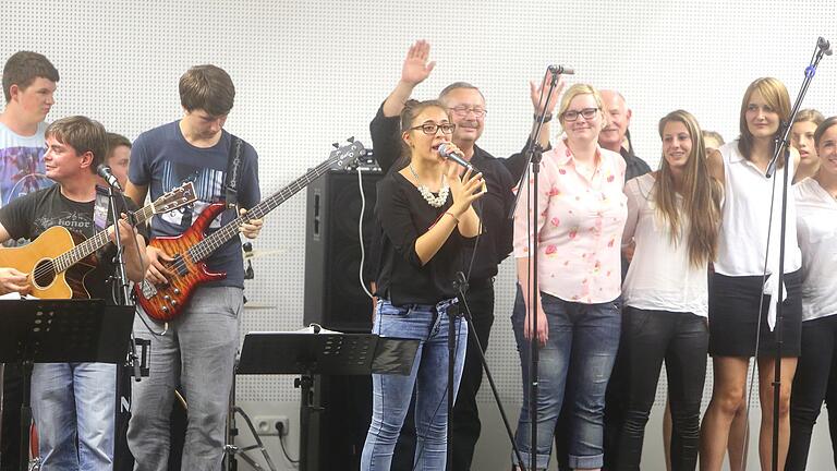 Konzert Shine & Friends       -  Tolles Konzert: Der Jugendchor Shine und befreunde Solisten, Chöre  und Bands boten den zuhörern ein fulminantes Hörerlebnis.