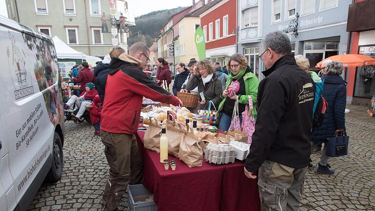 Ein  Regional-Markt fand am Samstag auf dem Marktplatz von Bad Brückenau statt. Foto: Ingo Queck       -  Ein  Regional-Markt fand am Samstag auf dem Marktplatz von Bad Brückenau statt. Foto: Ingo Queck