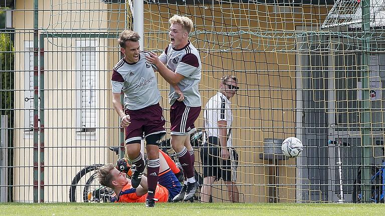 Die Birkenfelder – im Bild jubeln Benjamin Langguth (links) und Kai Langer nach einem Tor – freuen sich auf den Toto-Pokal-Kracher gegen den Drittligisten TSV 1860 München. Die Münchener Löwen spielen am MIttwoch, 11. August, um 18 Uhr beim Fußball-Kreisligisten im Landkreis Main-Spessart.