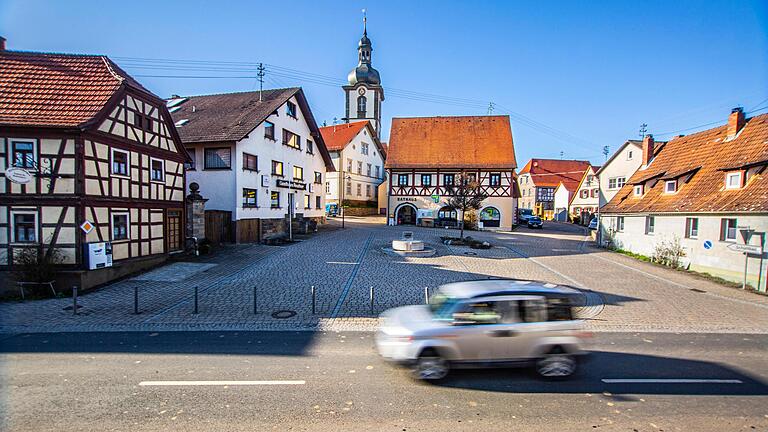 Die Rügheimer Dorfmitte (Archivbild): Im Ort laufen Planungen für den Bau eines Nahwärmenetzes.