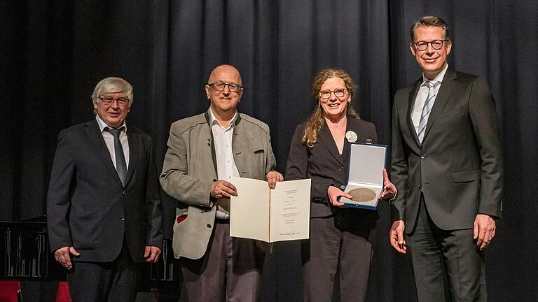 Chor- und Musikvereinigungen aus ganz Bayern wurden geehrt, darunter auch der&nbsp;Gesangverein Sulzheim (von links):&nbsp;Prof. Dr. Friedhelm Brusniak (Präsident des Fränkischen Sängerbundes),&nbsp; Helmut Kaltenhauser (Präsident des Bayrischen Musikrats), Karin Schlemmer (Vorsitzende des Gesangvereins Sulzheim) und&nbsp;Markus Blume (bayerischer Staatsminister für Wissenschaft und Kunst).