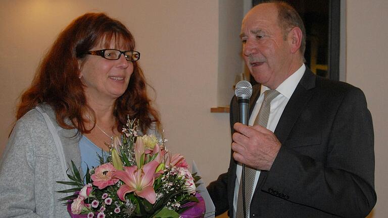 Die bisherige Marktleiterin des Kirschblütenmarkts, Christina Bergmann, erhielt Blumen und lobende Worte bei ihrer Verabschiedung durch Bürgermeister Herbert Volkamer. Die bisherige Marktleiterin des Kirschblütenmarkts, Christina Bergmann, erhielt Blumen und lobende Worte bei ihrer Verabschiedung durch Bürgermeister Herbert Volkamer.