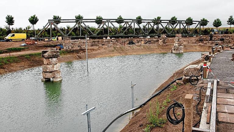 Die alte Segnitzer Mainbrücke ist wieder zusammen gebaut. In wenigen Wochen wird sie von zwei Kränen in ihre endgültige Position über den See gehievt. Die alte Segnitzer Mainbrücke ist wieder zusammen gebaut. In wenigen Wochen wird sie von zwei Kränen in ihre endgültige Position über den See gehievt.