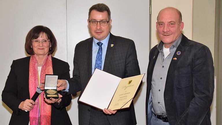 Christa Naaß überreichte Wolfgang Lampe im Beisein von Thomas Gröschel (von links) die Urkunde und die Medaille, die die Woiwodschaft Pommern aus Anlass des 20-jährigen Bestehens der Regionalpartnerschaft zwischen Pommern und Mittelfranken der Stadt Uffenheim verliehen hat.