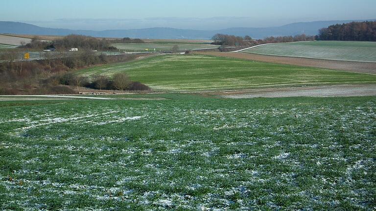 An der B303 (links im Bild) an der Anschlussstelle von Humprechtshausen ist bis zum Wiesen- und Ackergrund am Rügheimer Flurweg auf 16 Hektar eine Freiflächen-Photovoltaikanlage geplant.