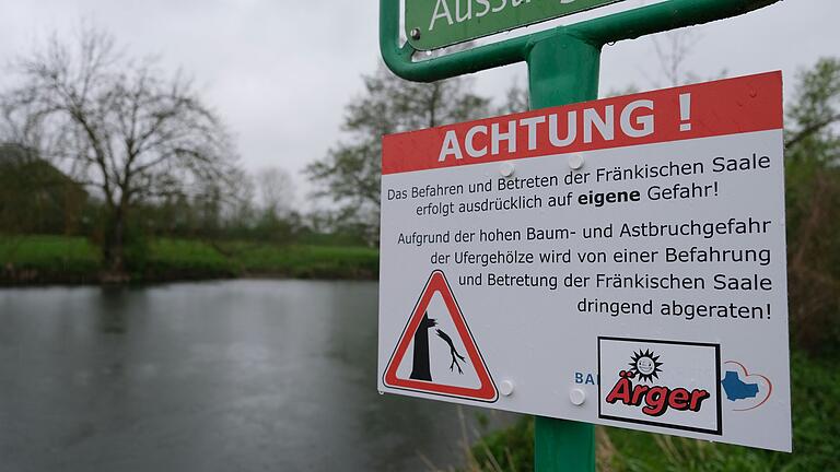 Während das Verwaltungsgericht Würzburg jetzt das Kanuverbot auf der Fränkischen Saale bestätigt hat, ist die Beschilderung teilweise noch auf dem Vorjahresstand. In Hammelburg wird an der Einstiegsstelle am Bleichrasen lediglich vom Befahren abgeraten.&nbsp; &nbsp; &nbsp; &nbsp; &nbsp; &nbsp;