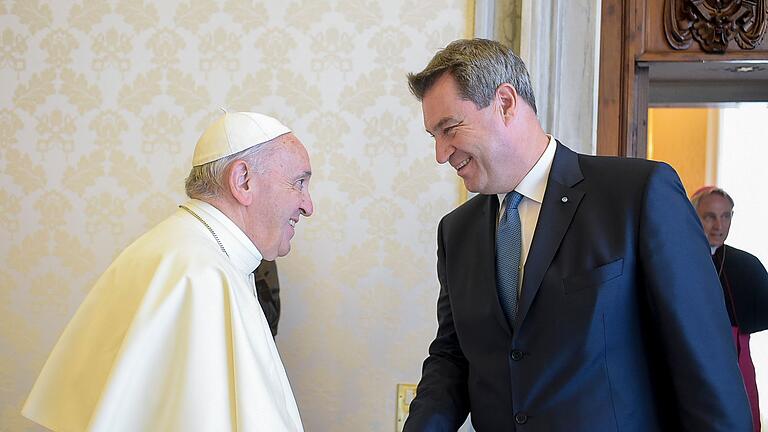 Bayerns Ministerpräsident im Vatikan.jpeg       -  Papst Franziskus begrüßt Markus Söder im Vatikan.