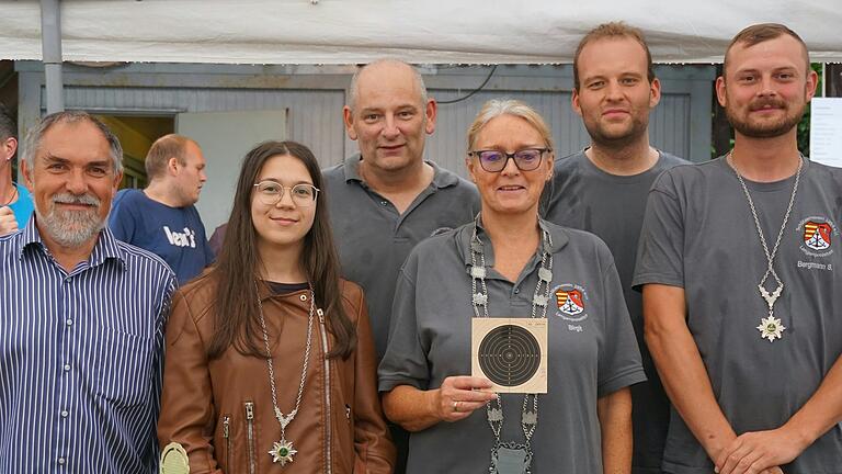 Auf dem Foto (von links): Richard Egert (Vorstand), Hannah Höfling (1. Ritter), Stefan Dümig (Vorstand), Birgit Pilmeier (Schützenkönigin 2024), Johannes Bergmann (Vorstand), Sascha Bergmann (2. Ritter).