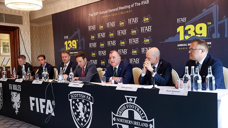 Ifab-Generalversammlung - Die Regelhüter des Fußballs tagten in Belfast. Ifab-Generalversammlung - Die Regelhüter des Fußballs tagten in Belfast.