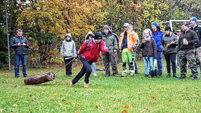 Baumstamm ziehen: Alles andere als angenehm war diese Disziplin bei nasskaltem Schmuddelwetter. Baumstamm ziehen: Alles andere als angenehm war diese Disziplin bei nasskaltem Schmuddelwetter.