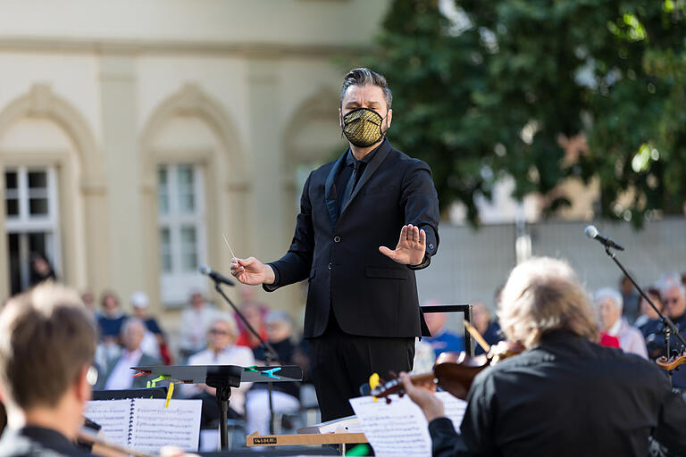 Enrico Calesso dirigierte mit Maske.