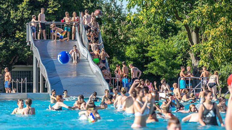 Auch an den Rutschen in den Freibädern in Main-Spessart standen die Kinder an heißen Sommertagen 2022 Schlange und tummelten sich zahlreich in den Nichtschwimmerbecken. Dieses Foto entstand im Juli im Würzburger Dallenbergbad.