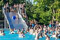 Auch an den Rutschen in den Freibädern in Main-Spessart standen die Kinder an heißen Sommertagen 2022 Schlange und tummelten sich zahlreich in den Nichtschwimmerbecken. Dieses Foto entstand im Juli im Würzburger Dallenbergbad.