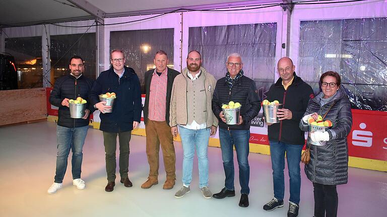 Die Neuschter Eiszeit 2022 ist eröffnet. Darüber freuen sich (von links) Bürgermeister Michael Werner, Björn Tischer, Manfred und Florian Griebel, Bruno Altrichter, Ulrich Leber und Christel Lux. Wer einen Tischtennisball mit Smiley ergatterte, konnte sich einen Gutschein für die Eisbahn sichern.&nbsp;