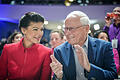 Gründungsparteitag der neuen Wagenknecht-Partei.jpeg       -  Sahra Wagenknecht bekommt Beifall von ihrem Ehemann und Polit-Urgestein Oskar Lafontaine beim Gründungsparteitag der Wagenknecht-Partei.