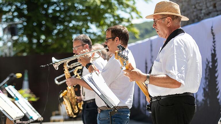 Die Band 'D.A. B – Die andere Blasmusik' gastiert beim ersten Altstadt-Weinfest in Bad Brückenau. Die Band 'D.A. B – Die andere Blasmusik' gastiert beim ersten Altstadt-Weinfest in Bad Brückenau.