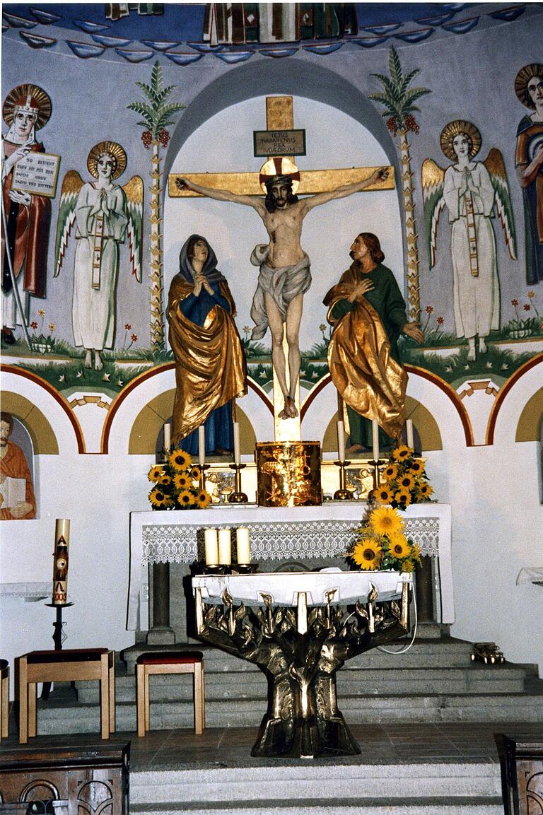 Blick auf den Hochaltar und den Zelebrationsaltar der Kirche St. Martin in Poppenhausen.