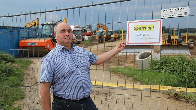 Die Klage von Landwirt Hubert Hauck aus Gerolzhofen gegen die Stadt hat das Verwaltungsgericht abgewiesen. Er fürchtete um seine Existenz seines Aussiedlerhofes wegen der Entwidmung eines Flurwegs und einer nicht ausreichenden Zufahrt. Aufgrund des Baus des Schäflein-Logistikzentrums wurde der Weg abgebrochen. Das Foto entstand im August 2023.