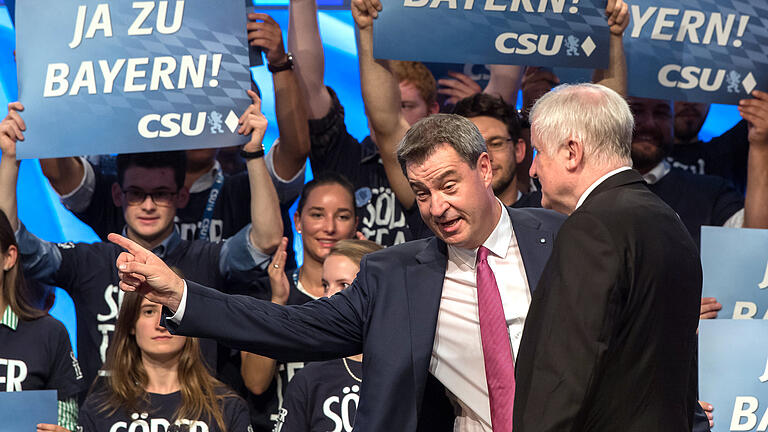 CSU-Parteitag Markus Söder und Horst Seehofer - Horst Seehofer (rechts) tritt zurück: Auf dem Parteitag der CSU in München soll Markus Söder zum Nachfolger gewählt werden. CSU-Parteitag Markus Söder und Horst Seehofer - Horst Seehofer (rechts) tritt zurück: Auf dem Parteitag der CSU in München soll Markus Söder zum Nachfolger gewählt werden.
