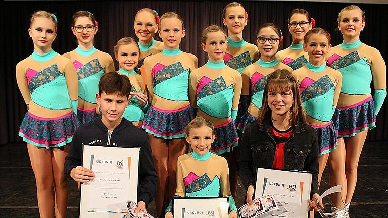 Die &bdquo;Sportler des Jahres 2019&rdquo; bei der Jugendehrung der Bayerischen Sportjugend: Konstantin Schneider, Anna Reinhart (rechts) sowie die &bdquo;Sweet Chillies&rdquo; aus Sand.