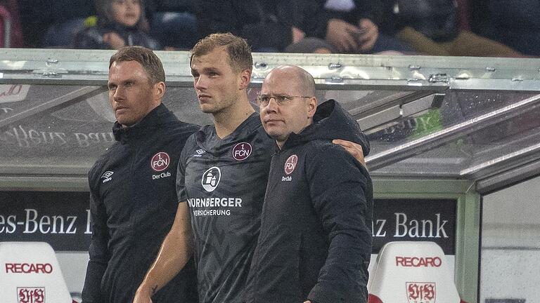 „Ich war kurz weg“: Johannes Geis wird nach seinem Zusammenprall benommen vom Platz geführt.&nbsp;