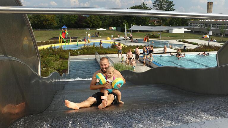 Das Hofheimer Schwimmbad im Sommer 2019, als noch niemand mit Corona rechnete. Trotz Pandemie öffnen die Freibäder auch in diesem Jahr wieder. In Hofheim soll es Mitte Juni losgehen. Das Hofheimer Schwimmbad im Sommer 2019, als noch niemand mit Corona rechnete. Trotz Pandemie öffnen die Freibäder auch in diesem Jahr wieder. In Hofheim soll es Mitte Juni losgehen.