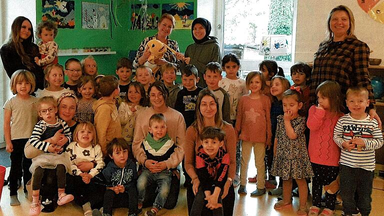 Auf dem Foto von links hinten: Nadine (Auszubildende), Dr. med. dent. Godulla, Ebru, Tatjana Weimer (Leitung KiHa); von links vorne: Katharina Mayer (Kinderpflegerin), Julia Stühler (Erzieherin), Ronja Lompa (Erzieherin) und die Kinder des Kinderhauses.