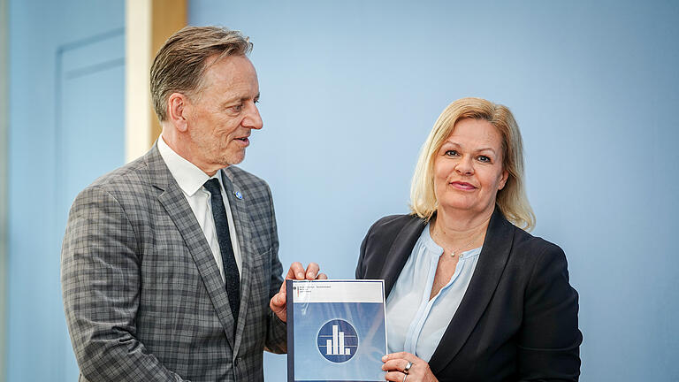 464174485.jpg       -  Nancy Faeser (SPD) und Holger Münch (BKA) geben auf einer Pressekonferenz die Fallzahlen für die Politisch Motivierte Kriminalität bekannt.