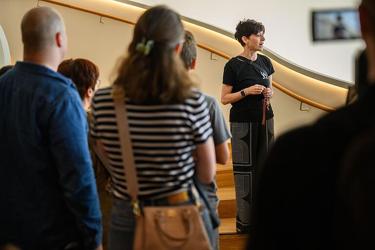 Tina Landgraf gewährt am Sonntag (22.09.24) bei der Backstage-Führung beim Theaterfest am Mainfranken Theater in Würzburg interessante Blicke hinter die Kulissen. Das Theaterfest bietet allen kleinen und großen Gästen ein vielfältiges Programm, darunter verschiedene Workshops mit Ensemblemitgliedern und Blicke hinter die Kulissen sowie Premierenmatineen der Produktionen, Maria Stuart, In den Alpen und Medea.