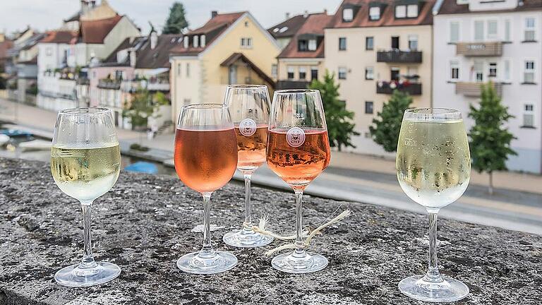 Die Stadtschoppen stehen bereit. Ab Donnerstag gibt es eine Neuauflage des Kitzinger Stadtschoppens auf der Alten Mainbrücke in Kitzingen. Die Stadtschoppen stehen bereit. Ab Donnerstag gibt es eine Neuauflage des Kitzinger Stadtschoppens auf der Alten Mainbrücke in Kitzingen.