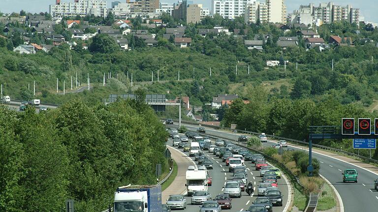 Staubilanz: A3 bundesweiter Spitzenreiter       -  Alltag auf der A3, hier die Anschlussstelle Würzburg-Heidingsfeld.