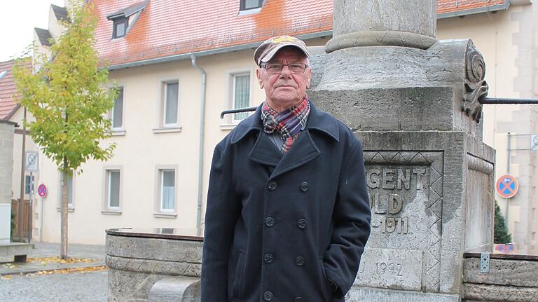 Der ehemalige DDR-Grenzer Bernd Stucke aus Mellrichstadt vor dem Prinzregent-Luitpold-Brunnen in Mellrichstadt. Er sagt: 'Mir ging es damals gut, mir geht es heute gut.'