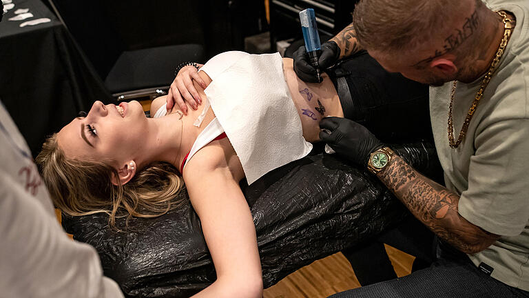 Die Tattoo-Convention am Sonntag 06.11.22 in Bad Neustadt lockte jede Menge Tattoo-Freunde in die Stadthalle.