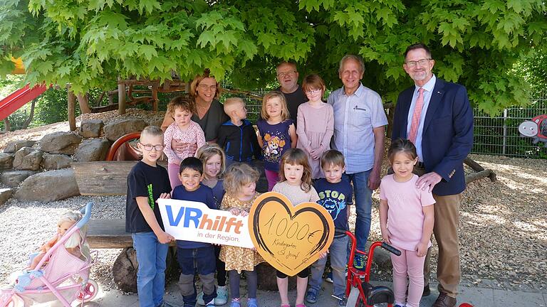 Die Jüngsten des katholischen Kindergarten St. Josef Mellrichstadt freuten sich mit (hintere Reihe von links) Kindegartenleiterin Bettina Wukowojac und dem Kirchenverwaltungsmitglied Klemens Damm und Kirchenpfleger Elmar Will über eine großzügige Spende der VR-Bank Main-Rhön Mellrichstadt, die der Spendenbotschafter der Bank, Hans-Peter Suckfüll, überbrachte