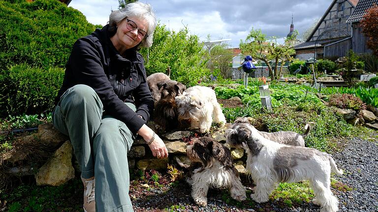 Andrea Dobruta verbringt viel Zeit mit ihren Hunden in ihrem Garten in Sulzdorf. Andrea Dobruta verbringt viel Zeit mit ihren Hunden in ihrem Garten in Sulzdorf.