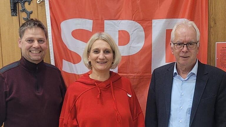 Bei der SPD-Feier des 'Freistaats-Tages' (von links): erster Bürgermeister Georg Neubauer, SPD-Kreisvorsitzende und stellvertretende Landrätin Pamela Nembach und Ortsvereinsvorsitzender Martin Wagner.