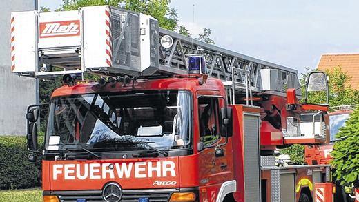 Späte Wiedergutmachung: Wegen illegaler Preisabsprachen von marktbeherrschenden Unternehmen der Feuerwehrfahrzeug-Industrie war die im Jahr 2001 in Dienst gestellte Drehleiter der Ochsenfurter Feuerwehr überteuert. Als Kompensation erhielt die Stadt jetzt 14 500 Euro.