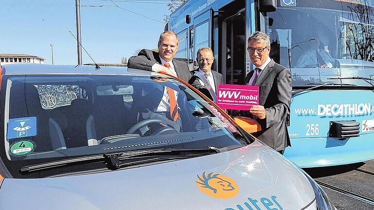 Neue Wege der Mobilität: Daniel Kurth, Geschäftsführer des Carsharing-Anbieters Scouter, Paul Lehmann, Bereichsleiter Mobilitätsdienstleitungen bei der Würzburger Straßenbahn, und WVV–Chef Thomas Schäfer (von links) setzen auf die Verbindung zwischen Carsharing und dem Öffentlichen Personennahverkehr mit Bus und Straßenbahn. Neue Wege der Mobilität: Daniel Kurth, Geschäftsführer des Carsharing-Anbieters Scouter, Paul Lehmann, Bereichsleiter Mobilitätsdienstleitungen bei der Würzburger Straßenbahn, und WVV–Chef Thomas Schäfer (von links) setzen auf die Verbindung zwischen Carsharing und dem Öffentlichen Personennahverkehr mit Bus und Straßenbahn.