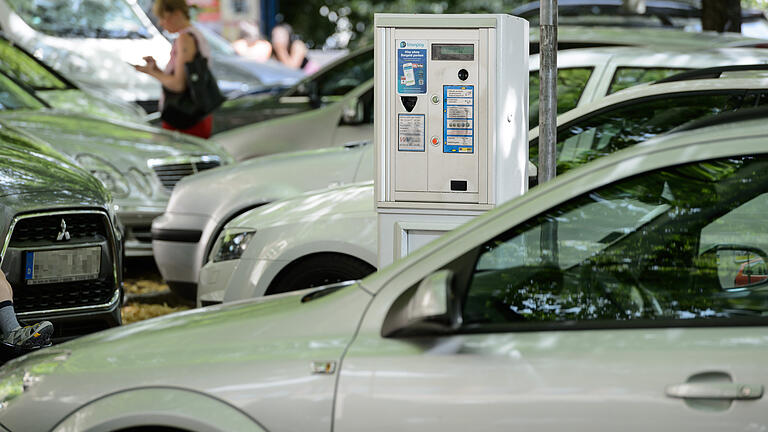 Autos auf dem Paradeplatz. Innerhalb des Ringparks sollen nach einem Vorschlag der Verwaltung die Parkgebühren der Oberflächenparkplatze deutlich steigen. Foto:Daniel Peter