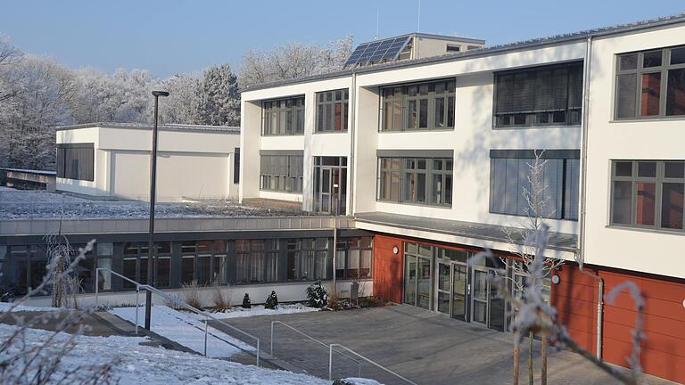 Das Gymnasium Marktbreit im Winter: Blick auf den Eingang.