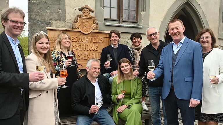 Gemeinsam mit Eva Meintzinger und ihrem Vater Jochen (Mitte) stoßen auf die Eröffnung des 'Meintz' im Ochsenfurter Schlössle an (von links): dritter Bürgermeister Tilo Hemmert, Zuckerfee Magdalena Gebhardt, Julia Moutschka (Stadtmarketingverein),&nbsp; stellvertretender Landrat Felix von Zobel, Evas Mutter Michaela Voshagen, Joachim Beck (Stadtmarketingverein), Bürgermeister Peter Juks und zweite Bürgermeisterin Rosa Behon.