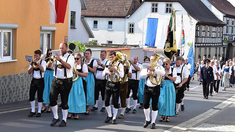 Kirchenparade mit dem Musikverein Wülfershausen und den Fahenabordnungen.