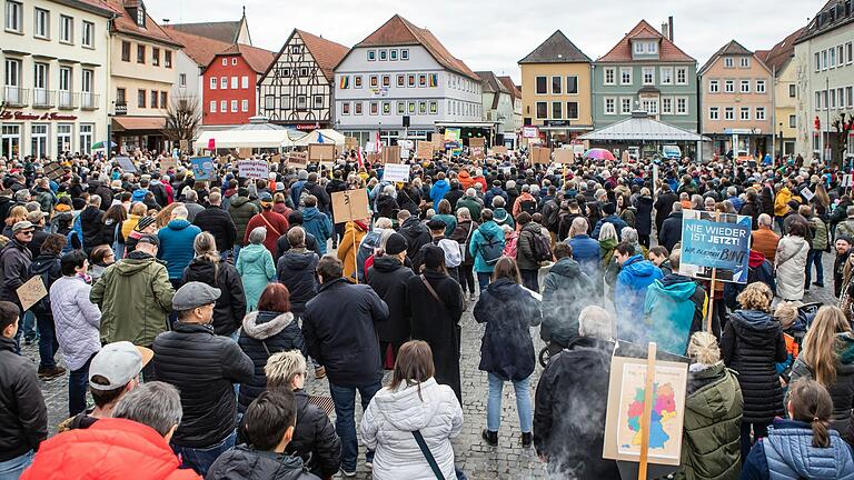 Die Demonstration fand unter dem Motto 'Nie wieder ist jetzt – Wir für Freiheit und Demokratie' statt. Die Demonstration fand unter dem Motto 'Nie wieder ist jetzt – Wir für Freiheit und Demokratie' statt.
