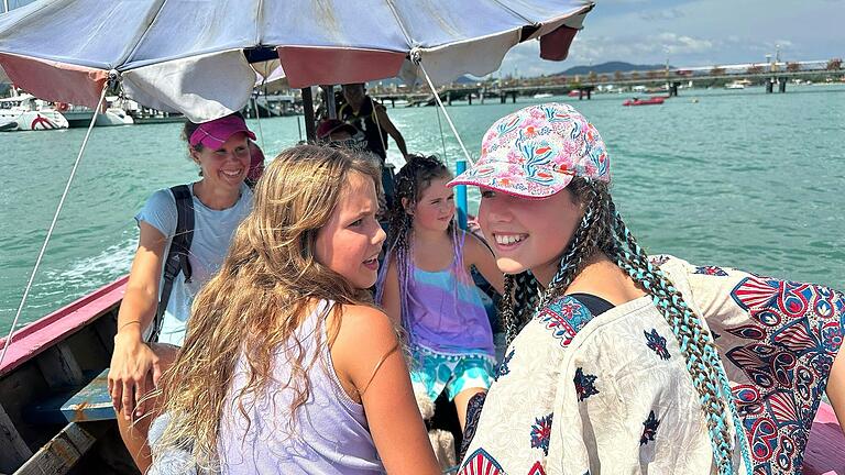 Per Boot fuhr die Familie in Thailand auf die Insel Ko He (Coral Island). Sie befindet sich rund acht Kilometer südlich von der Südküste Phukets. Per Boot fuhr die Familie in Thailand auf die Insel Ko He (Coral Island). Sie befindet sich rund acht Kilometer südlich von der Südküste Phukets.