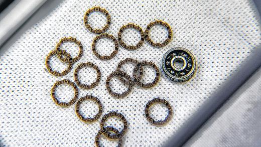 Kunststoff-Wälzlagerkäfige für Räder: Logisch, groß sind die Käfige nicht, aber enorm robust und wirkungsvoll. Kunststoff-Wälzlagerkäfige für Räder: Logisch, groß sind die Käfige nicht, aber enorm robust und wirkungsvoll.