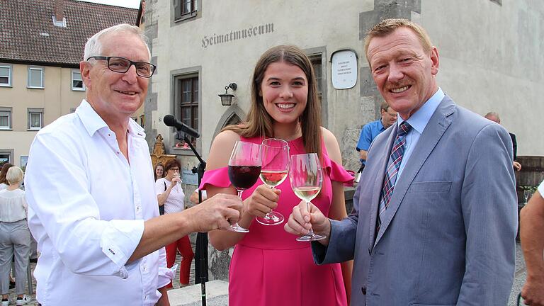 Der Brückenschoppen heißt in Ochsenfurt 'Wein.Wunder.Bar'. Von links: Joachim Beck, Vorsitzender des Stadtmarketingvereins, Betreiberin Anna Steinmann und Bürgermeister Peter Juks.