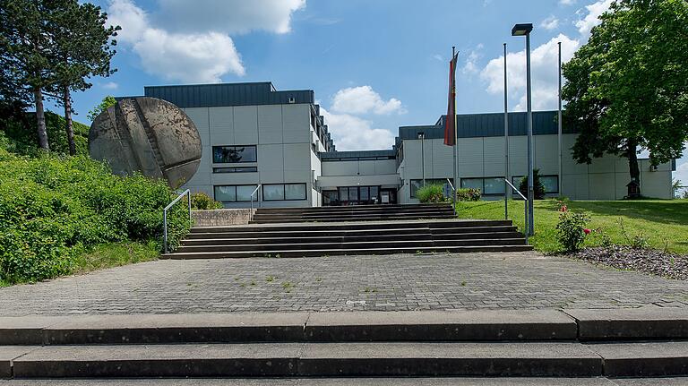 Die Realschule Schonungen ist ab Donnerstag, 12. März, aus Sicherheitsgründen bis 20. März geschlossen, nachdem ein Schüler positiv auf das Coronavirus getestet ist, so das Gesundheitsamt Schweinfurt. Die Realschule Schonungen ist ab Donnerstag, 12. März, aus Sicherheitsgründen bis 20. März geschlossen, nachdem ein Schüler positiv auf das Coronavirus getestet ist, so das Gesundheitsamt Schweinfurt. 