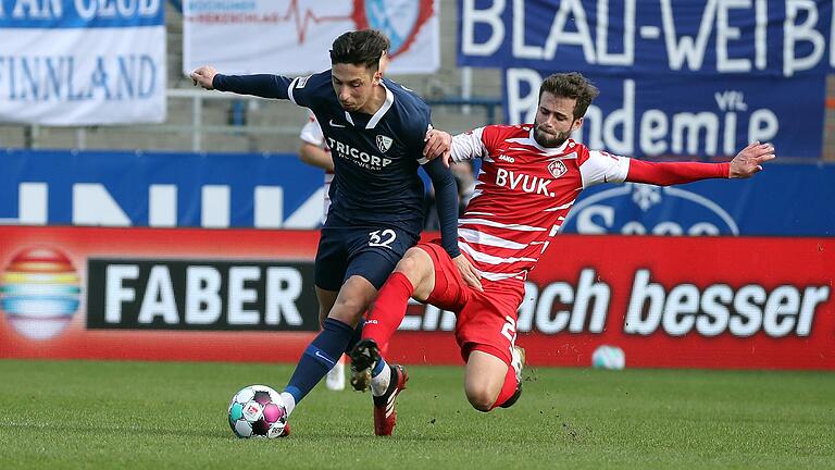 Ein seltener Anblick im Ruhrstadion: Kickers-Vizekapitän Daniel Hägele (rechts) fährt dem Bochumer Robert Zulj in die Parade.