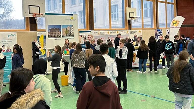 Eine kleine Berufsmesse mit zwölf Handwerksbetrieben, Industrieunternehmen und Schulen fand in der Pestalozzischule statt.